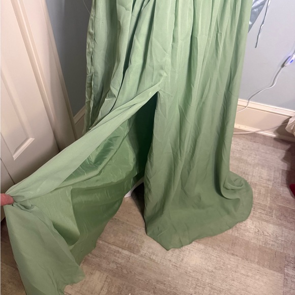 Elegant Strapless Green Evening Gown with Matching Scarf - Picture 3 of 3